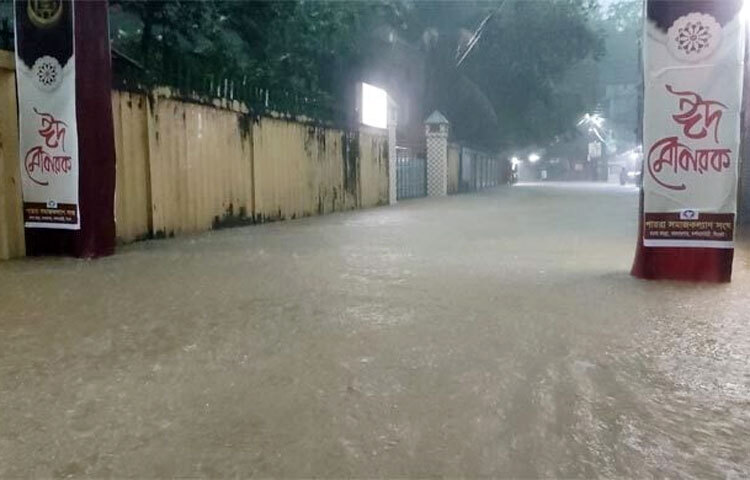 সারাদেশে পবিত্র ঈদুল আজহা উদযাপিত হচ্ছে আজ। তবে এদিন ঈদ আনন্দ ম্লান হয়েছে সিলেট নগরবাসীর। রোববার মধ্যরাত থেকে ভারী বৃষ্টি হয়েছে সিলেটে। ভারী বর্ষণে ঈদের দিনে পানিতে তলিয়ে গেছে নগরীর বেশির ভাগ এলাকা। অনেকের বাসাবাড়িতে হাঁটু পানি, কারও বাড়িতে আবার কোমরসমান পানি ঢুকে পড়েছে। রাস্তাঘাটও পানিতে ডুবে আছে। এ অবস্থায় সকালে ঈদের নামাজ আদায়ের জন্য ঈদগাহ ময়দানে যেতে পারেননি ধর্মপ্রাণ মুসল্লিরা। অনেকে পানি মাড়িয়ে পাড়া-মহল্লার মসজিদে ঈদের নামাজ আদায় করেছেন। ছবি- জাগো নিউজ