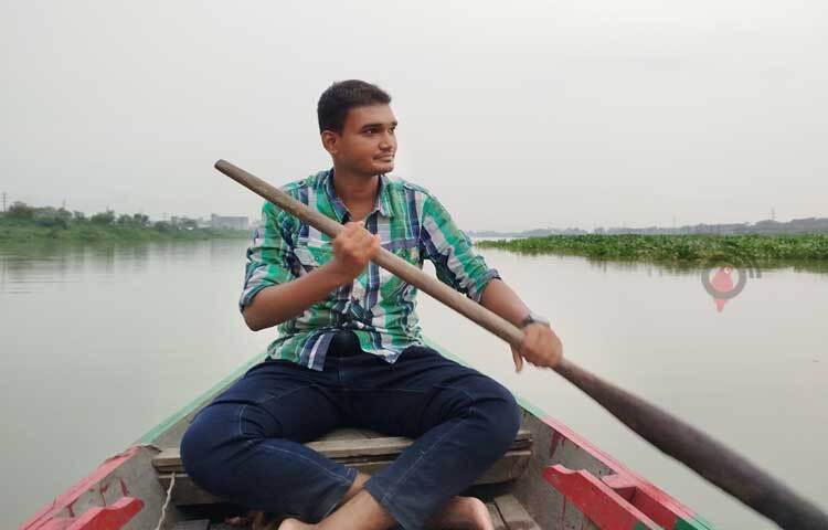 নদীর তীরে বসে কিছু সময় কাটানো যেমন আনন্দদায়ক, তেমনই ছোট ডিঙ্গি নৌকায় চড়ে নদীর বুকে প্রকৃতির সৌন্দর্য উপভোগ করাও এক অনন্য অভিজ্ঞতা। ছবি: মামুনূর রহমান হৃদয়