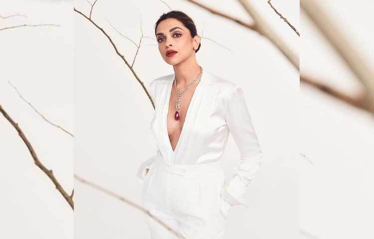 ছবিতে বিভিন্ন স্টাইলে পোজ দিতে গেছে এই বলিউড অভিনেত্রীকে। ছবি: ফেসবুক থেকে