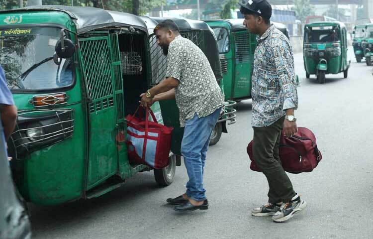 গন্তব্যে যেতে বাস থেকে নেমে সিএনজিচালিত অটোরিকশায় উঠতে ব্যস্ত যাত্রীরা। ছবি: মাহবুব আলম