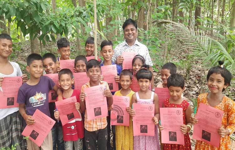 এ সময় তাদের প্রকৃতিকে বাঁচিয়ে রাখার জন্য পাখি হত্যা থেকে বিরত থাকতে বলা হয় ও বেশি বেশি বৃক্ষরোপণ করতে বলা হয়। ছবি: জাগো নিউজ