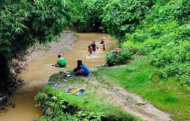 শুষ্ক মৌসুমে বিশুদ্ধ পানি না পেয়ে তারা বাধ্য হয়ে ছরার ময়লাযুক্ত পানি ব্যবহার করেন। ছবি: এম মাঈন উদ্দিন