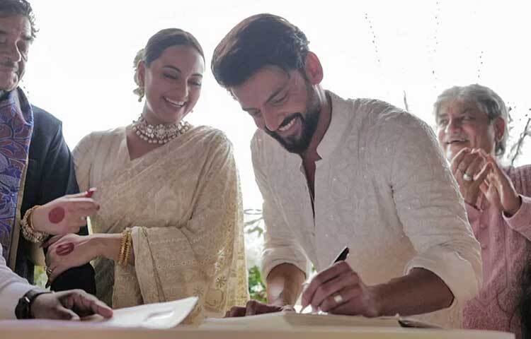 বিশেষ বিবাহ আইনে বিয়ে করেছেন এই তারকা জুটি। বিয়েতে সোনাক্ষীর বাবা অভিনেতা-রাজনীতিবিদ শত্রুঘ্ন সিনহাসহ আরও অনেকে উপস্থিত ছিলেন।  ছবি: সোনাক্ষীর ইনস্টাগ্রাম থেকে