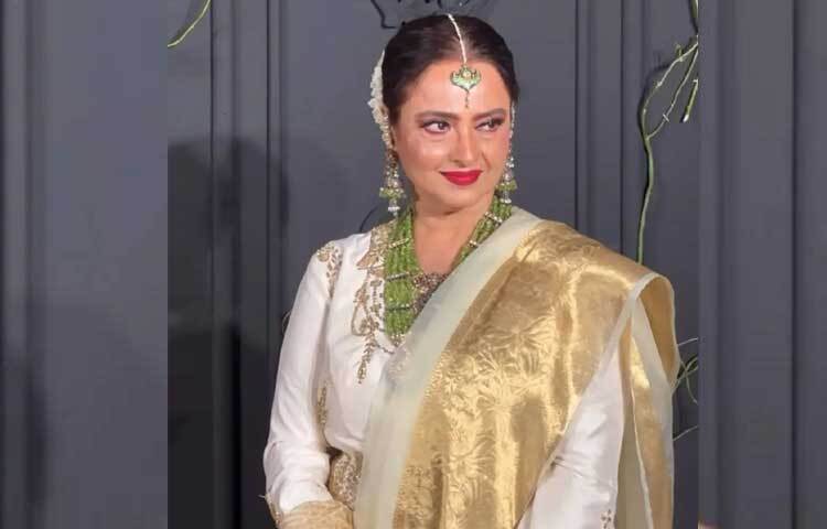 বরাবরের মতোই সৌন্দর্য আর হাসিতে সবার নজর কেড়েছেন লাস্যময়ী এই অভিনেত্রী। ছবি: ফেসবুক থেকে