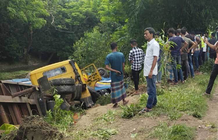 দুর্ঘটনায় আহতদের উপজেলার বিভিন্ন হাসপাতালে ভর্তি করা হয়েছে। আহতদের মধ্যে কয়েকজন স্থানীয় নিজামপুর কলেজের শিক্ষার্থী। তারা কলেজ শেষে উত্তরা বাসযোগে বাড়ি ফিরছিলেন। ছবি: এম মাঈন উদ্দিন