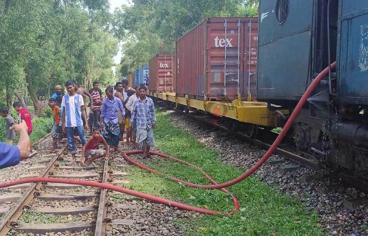 প্রথমে এলাকাবাসী থেকে বালতি, কলসি দিয়ে পানি এনে আগুন নিয়ন্ত্রণে চেষ্টা করেও ব্যর্থ হয়েছি। ছবি: এম মাঈন উদ্দিন