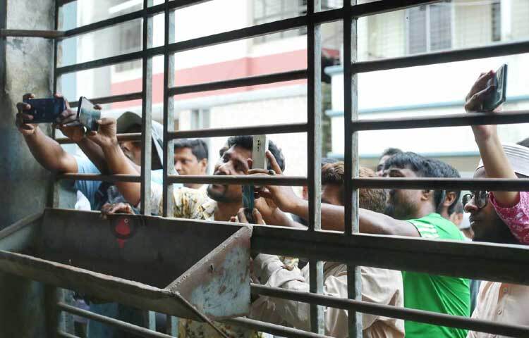 ছাগলের ছবি তুলতে ও ভিডিও করতে উৎসুক জনতার ভিড়। ছবি: মাহবুব আলম