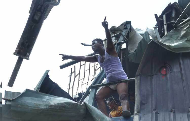 উচ্ছেদের সময় খামারের দোতলায় আটকে পরেন অনেকে। তখন উত্তেজিত হয়ে চিৎকার করতে থাকেন তারা। ছবি: মাহবুব আলম