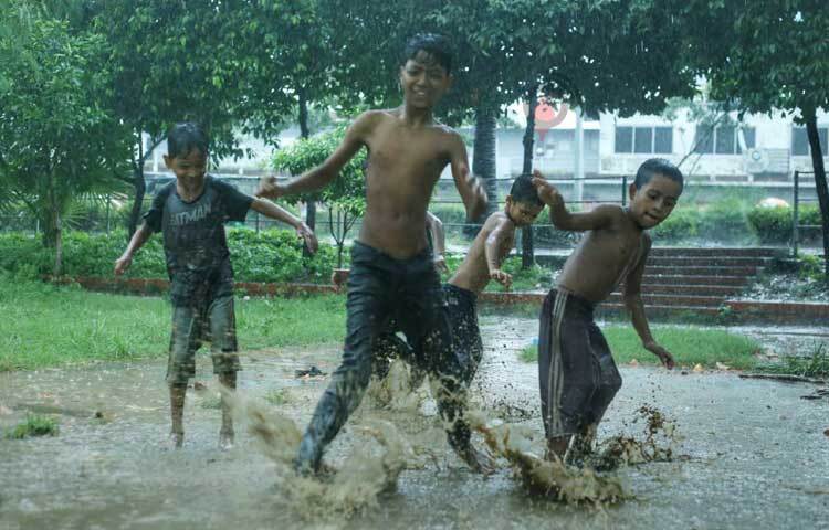 ভ্যাপসা গরমের পর এমন শীতল করা বৃষ্টি নগরজীবনে এনে দিয়েছে স্বস্তি। তবে কিছুটা ভোগান্তিও পোহাতে হচ্ছে নগরের কর্মজীবীদের। ছবি: মাহবুব আলম
