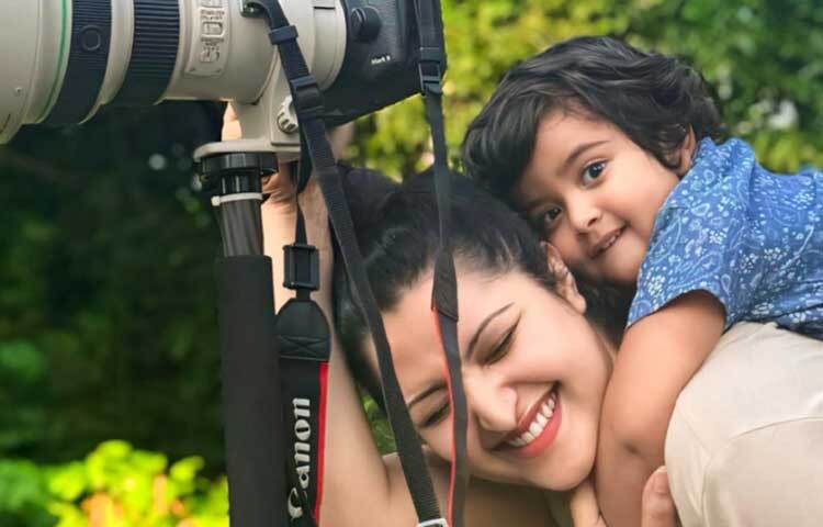 পুণ্যকে নিয়ে সবুজের সঙ্গে মিশে আছেন পরী। ছবি: পরীমণির ফেসবুক থেকে