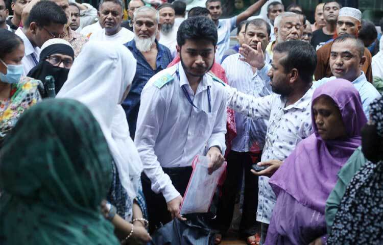 দৌড়ে হলে ঢুকছেন পরীক্ষার্থীরা। ছবি: মাহবুব আলম