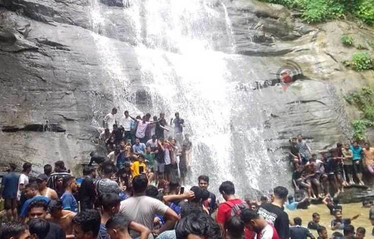 ঝরনার অপরূপ সৌন্দর্য উপভোগ করতে ছুটে যাচ্ছেন সব বয়সী পর্যটকরা। ছবি: এম মাঈন উদ্দিন