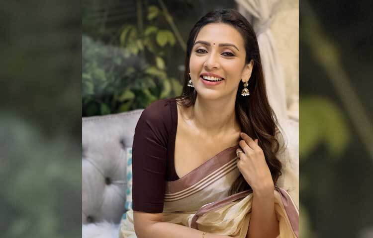 ক্যাপশনে লিখেছেন, ‘সাধারণ আমি’। ছবি: মিমের ফেসবুক থেকে