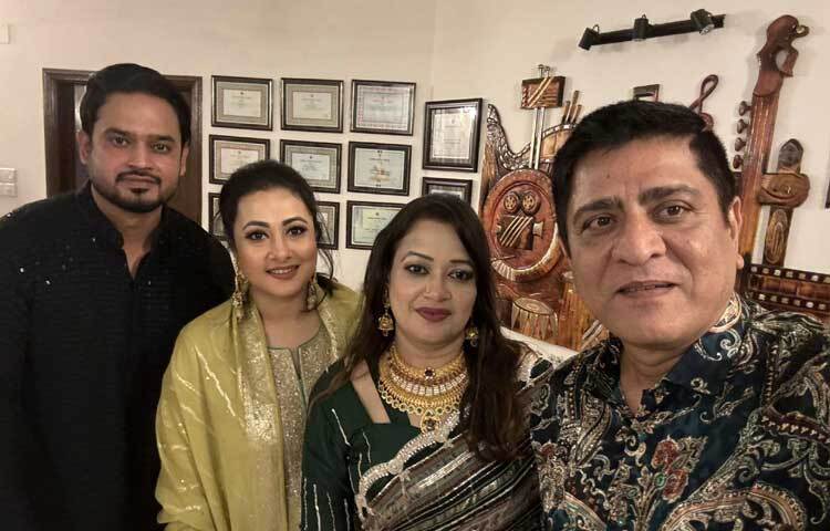 অমিত হাসানের সেলফিতে তার স্ত্রী অনন্যা, পূর্ণিমা ও তার স্বামী। ছবি: ফেসবুক থেকে