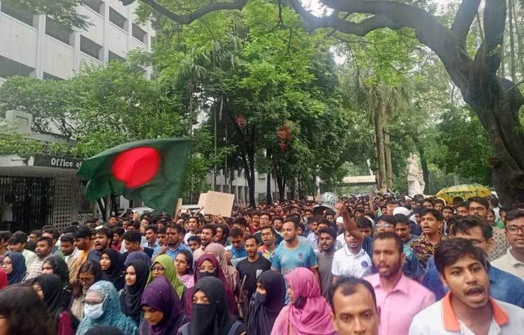 আজ বিকেল পৌনে ৪টায় পদযাত্রা নিয়ে শাহবাগ গিয়ে অবরোধ করেন কয়েক হাজার শিক্ষার্থী। ছবি: হাসান আলী