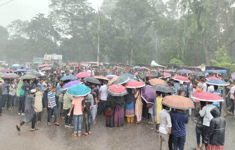 আন্দোলনের সময় বৃষ্টি আসার পরেও থামেনি তাদের কর্মসূচি। ছবি: মনির হোসেন মাহিন