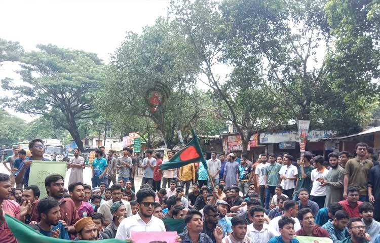 এর আগে বেলা ১১টায় তারা বিশ্ববিদ্যালয়ের শহীদ মিনারে অবস্থান নেন। ছবি: মুনজুরুল ইসলাম