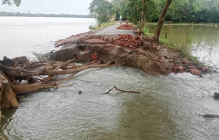 তবে পানিবন্দি অবস্থা থেকে মুক্তি মিললেও বন্যায় সড়ক ক্ষতিগ্রস্ত হওয়ায় নতুন করে ভোগান্তিতে পড়েছেন নিম্নাঞ্চলের বাসিন্দারা। ছবি: লিপসন আহমেদ
