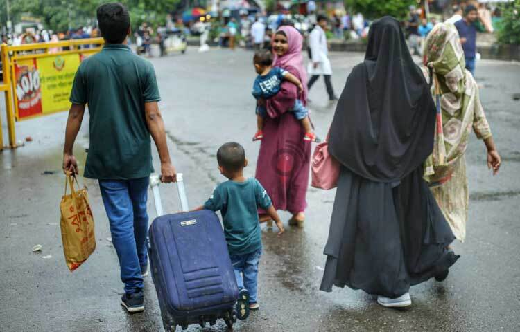 সাধারণ যাত্রীদের ভোগান্তি চরমে। ছবি: মাহবুব আলম