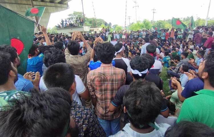 এর আগে বেলা ১১টার দিকে সব হল থেকে প্যারিস রোডে জড়ো হতে থাকেন শিক্ষার্থীরা। পরে এক বিশাল মিছিল নিয়ে বিশ্ববিদ্যালয়ের প্রশাসনিক ভবন, একাডেমিক ভবন, মেয়েদের হল ও ছেলেদের হল হয়ে প্রধান প্রধান সড়ক প্রদক্ষিণ শেষে রেললাইনে এসে বিক্ষোভ সমাবেশে মিলিত হন। ছবি: মনির হোসেন মাহিন