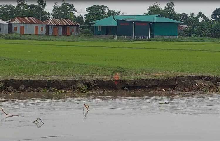 ভাঙনের ফলে হুমকির মুখে রয়েছে বেশ কয়েকটি শিক্ষা প্রতিষ্ঠানসহ বহু স্থাপনা। ছবি: বি.এম খোরশেদ
