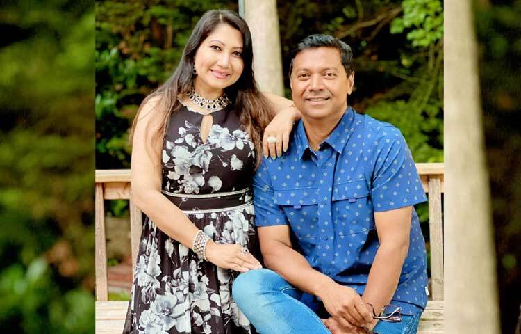 একমাত্র সন্তান অহনা ডায়েসকে নিয়ে বেশ সুখেই রয়েছেন এই তারকা দম্পতি। ছবি: প্রিয়ার ফেসবুক থেকে