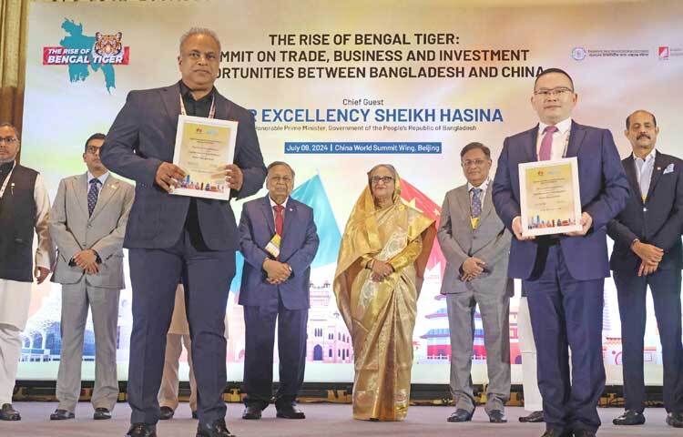 প্রধানমন্ত্রী শেখ হাসিনার উপস্থিতিতে চীনের বেইজিংয়ের সাংগ্রি-লা সার্কেলে চীনের ওয়ার্ল্ড সামিট উইং-এ বাংলাদেশ ও চীনের মধ্যে বাণিজ্য, ব্যবসা ও বিনিয়োগের সুযোগ-সুবিধা বিষয়ক শীর্ষ সম্মেলনে ২০টি সমঝোতা স্মারক সই হয়। ছবি: ইয়াসিন কবির জয়