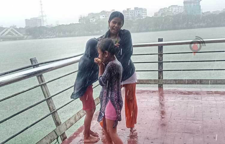 রাজধানীর হাতিরঝিলে শিশুদের বৃষ্টি বিলাস। ছবি: মাহবুব আলম