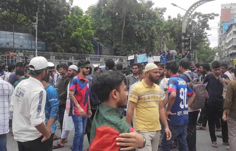 দাবি না মানলে বাংলা ব্লকেডের আওতায় কর্মসূচি চালিয়ে যাবেন বলে জানিয়েছেন আন্দোলনরত শিক্ষার্থীরা। ছবি: নাহিদ হাসান