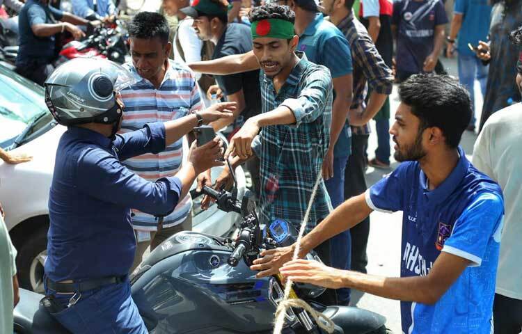 কোটা নিয়ে হাইকোর্টের রায়ে স্থিতাবস্থার প্রতিক্রিয়ায় শিক্ষার্থীরা বলছেন দাবি আদায় না হওয়া পর্যন্ত আন্দোলন চলবেই। ছবি: মাহবুব আলম