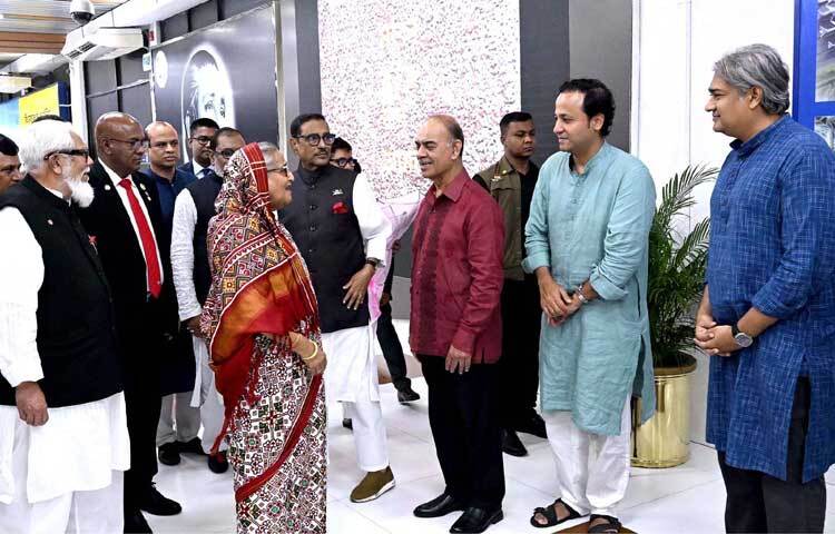 এর আগে ফ্লাইটটি চীনের স্থানীয় সময় রাত ১০টা ৫ মিনিটে বেইজিং ক্যাপিটাল আন্তর্জাতিক বিমানবন্দর থেকে ছেড়ে আসে। ছবি: পিআইডি