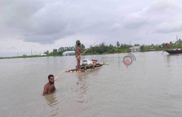 ১০ দিন ধরে জেলার দুই লাখ পানিবন্দি মানুষের দুর্ভোগের শেষ নেই। রাস্তাঘাট তলিয়ে যোগাযোগ ব্যবস্থা ভেঙে পড়েছে। কয়েকদিনের বন্যায় নাগেশ্বরী উপজেলার ২টি বাঁধ ভেঙে নতুন নতুন এলাকা প্লাবিত হয়েছে। ছবি: ফজলুল করিম ফারাজী