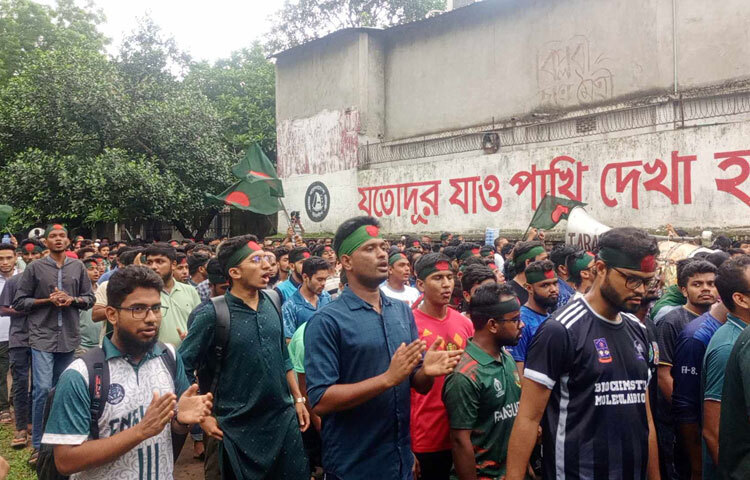 কোটা পদ্ধতি সংস্কারের দাবিতে দেশের বিভিন্ন জায়গায় ‘বাংলা ব্লকেড’ কর্মসূচিতে পুলিশের হামলার প্রতিবাদে বিক্ষোভ মিছিল শুরু করেছেন আন্দোলনকারী শিক্ষার্থীরা। আজ বিকেল ৫টায় ঢাবির কেন্দ্রীয় গ্রন্থাগারের সামনে থেকে শিক্ষার্থীদের বিক্ষোভ মিছিল শুরু হয়। ছবি: জাগো নিউজ