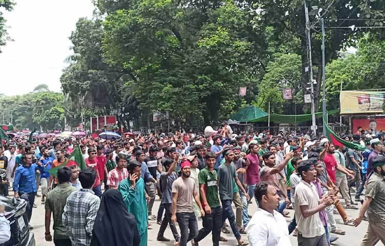 গণপদযাত্রায় অংশ নিয়েছেন হাজারো শিক্ষার্থী। ছবি: নাহিদ হাসান