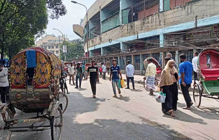 দীর্ঘসময় যান চলাচল না করায় অনেকেই বাধ্য হয়ে হেঁটে গন্তব্যে যাওয়ার জন্য রওনা হয়েছেন। ছবি: তৌহিদুজ্জামান তন্ময়