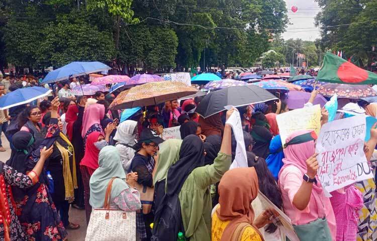 রাজু ভাস্কর্যের পাদদেশে জড়ো হয়ে শিক্ষার্থীরা ‘চেয়েছিলাম অধিকার-হয়ে গেলাম রাজাকার’, ‘লাখো শহীদের রক্তে কেনা-দেশটা কারো বাপের না’, ‘তুমি নও আমি নই-রাজাকার রাজাকার’, ‘কে রাজাকার কে রাজাকার-তুই রাজাকার তুই রাজাকার’, ‘এসো ভাই এসো বোন-গড়ে তুলি আন্দোলন’, ‘কোটা না মেধা-মেধা মেধা’, ‘আপস না সংগ্রাম-সংগ্রাম সংগ্রাম’ -স্লোগান দিচ্ছেন। ছবি: হাসান আলী