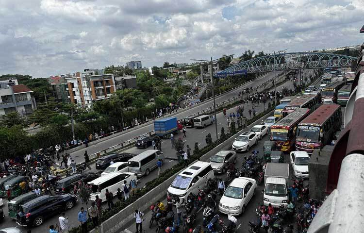 সড়ক অবরোধের ফলে রাজধানীর অধিকাংশ এলাকায় যান চলাচল বন্ধ রয়েছে। ছবি: তৌহিদুজ্জামান তন্ময়