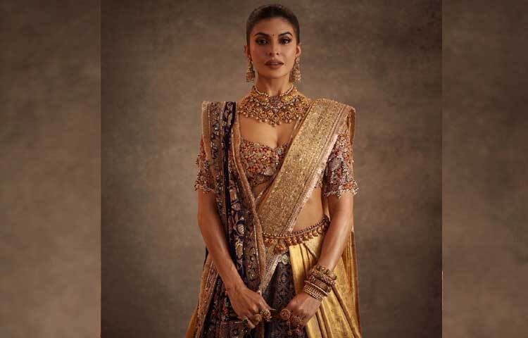 ট্র্যাডিশনাল পোশাক ও মানানসই গহনার সঙ্গে হালকা সাজে অপরূপ জ্যাকুলিন। ছবি: ইনস্টাগ্রাম