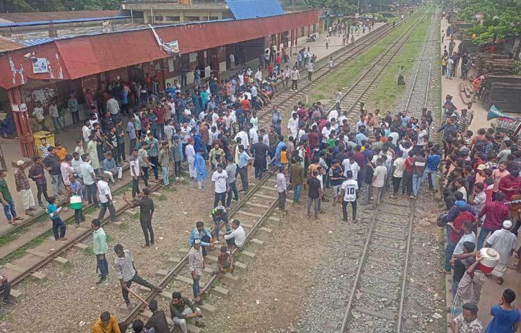 অন্যদিকে চট্টগ্রাম নগরের ষোলশহর রেলস্টেশনে অবস্থান নিয়েছে ছাত্রলীগ নেতাকর্মীরা। তারা মাইকে নানা ধরনের স্লোগান দিচ্ছেন। ছবি: আবু আজাদ