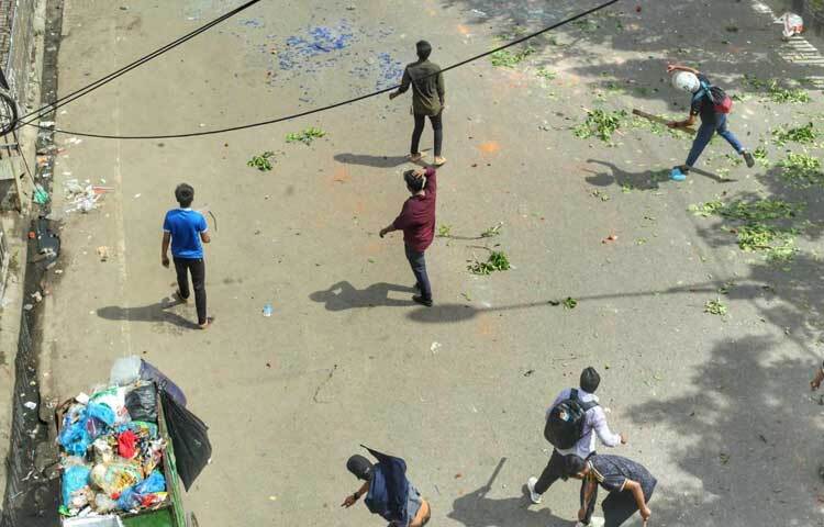 সংঘর্ষ শুরুর পর থেকে ওই এলাকায় বেশ কিছু ককটেল বিস্ফোরণের আওয়াজ পাওয়া গেছে। ছবি: মাহবুব আলম