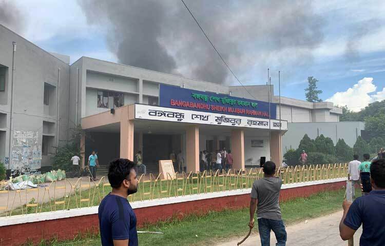 ভেতরে আটকা আছেন শিক্ষার্থীরা। আজ বিকেল সোয়া ৩টার দিকে হলে এ অগ্নিকাণ্ডের ঘটনা ঘটে। ছবি: সাখাওয়াত হোসেন