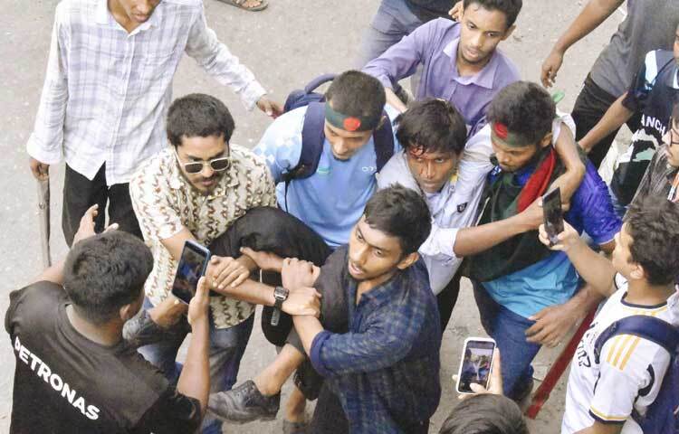 এর আগে মঙ্গলবার বিকেল ৩টা ১০ মিনিটের দিকে স্ট্যাম্প, লাঠি নিয়ে অবস্থান নেন শিক্ষার্থীরা। ছবি: বিপ্লব দীক্ষিত