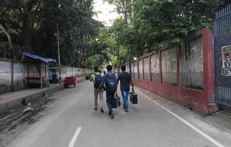 বিভিন্ন হলের সামনে শিক্ষার্থীদের ব্যাগ ও প্রয়োজনীয় জিনিসপত্র নিয়ে অপেক্ষা করতে দেখা যায়। ছবি: নাহিদ হোসেন