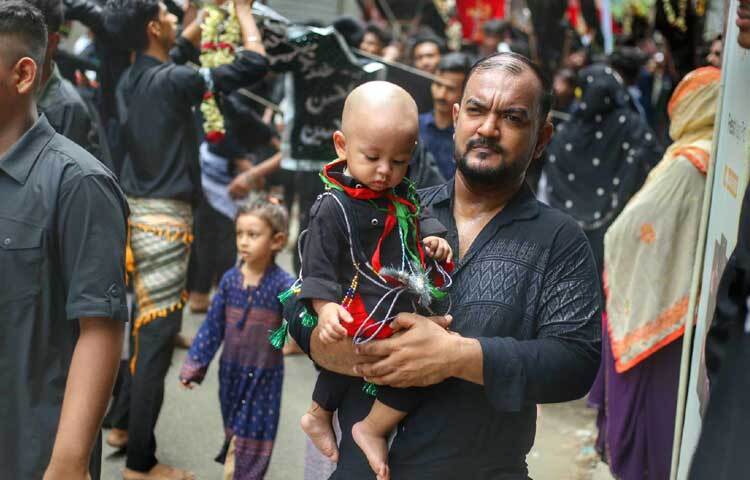 চোখে শুরমা, মুখে মার্সিয়া (শোকের স্লোগান) গায়ে কালো পাঞ্জাবি, কালো ব্যাজ ধারণ ও খালি পায়ে মিছিলে অংশ নিয়েছেন রাজধানীসহ আশপাশের শিয়া মুসলমানরা। ছবি: মাহবুব আলম