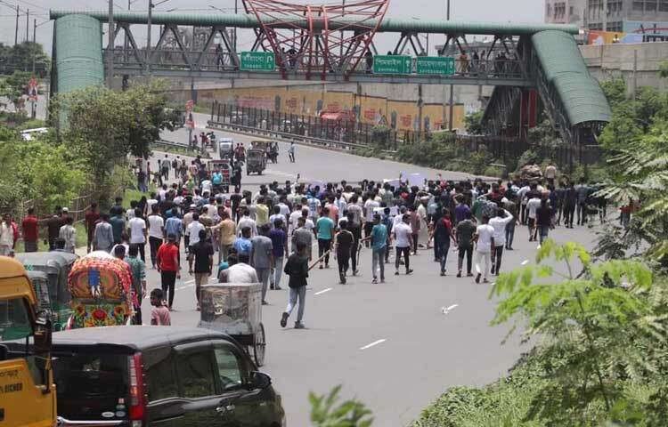 বেলা সাড়ে ১১টায় লিংক রোডের জালকুড়ি বাসস্ট্যান্ড এলাকায় এ বিক্ষোভ কর্মসূচি পালন করা হয়েছে। ছবি: রাশেদুল ইসলাম রাজু