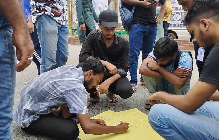 দাবি আদায়ের আগ পর্যন্ত রাজপথ ছাড়বে না বলে ঘোষণা দেয় শিক্ষার্থীরা। ছবি: মোবাশ্বির শ্রাবণ