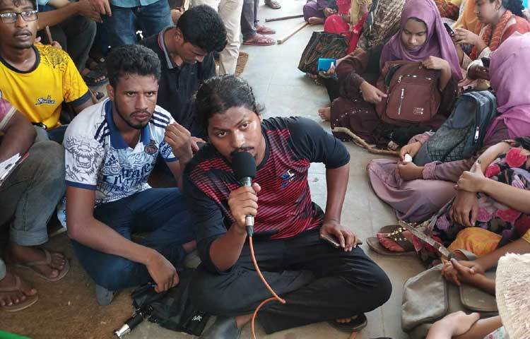 আজ দুপুর সাড়ে ১২টায় বিশ্ববিদ্যালয়ের সৈয়দ নজরুল ইসলাম প্রশাসনিক ভবনের মূল ফটক অবরোধ করে এ ঘোষণা দেন শিক্ষার্থীরা। এসময় হল প্রশাসনের কাছে আরও পাঁচ দফা দাবি জানান আন্দোলনরত শিক্ষার্থীরা। ছবি: মনির হোসেন মাহিন