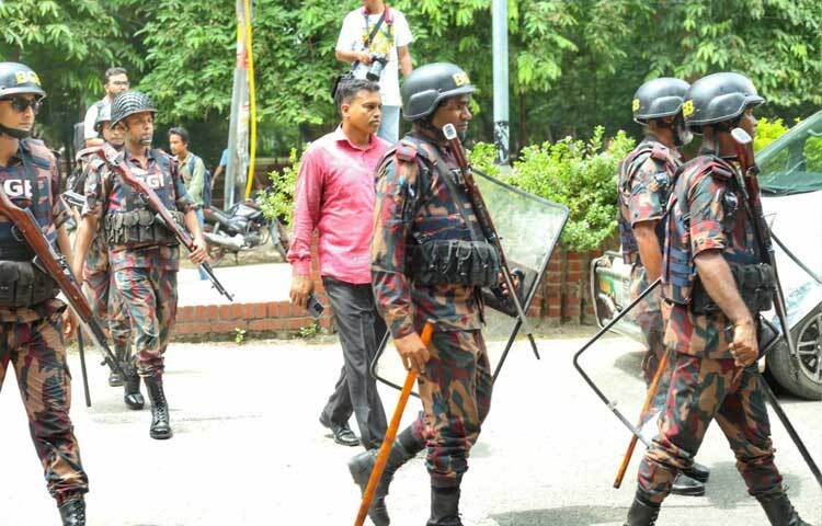 ঢাকা বিশ্ববিদ্যালয়ের শিক্ষার্থী, কর্মকর্তা, কর্মচারী ও গণমাধ্যমের ব্যক্তি ছাড়া কাউকে প্রবেশ করতে দেওয়া হচ্ছে না। ছবি: মাহবুব আলম