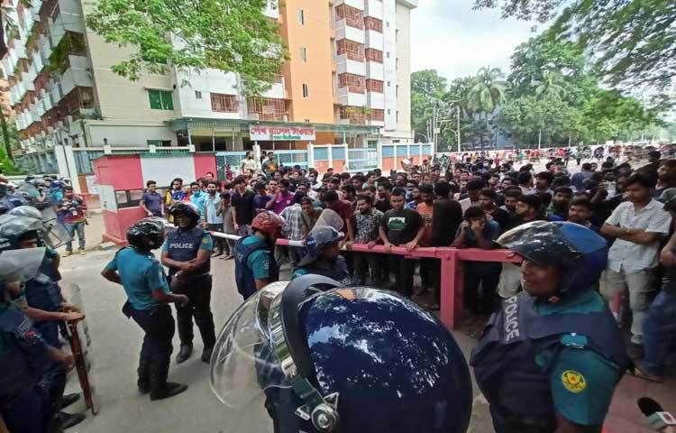 ব্যারিকেড দিয়ে বুয়েট শিক্ষার্থীদের আটকানোর চেষ্টা করছেন পুলিশ সদস্যরা। ছবি: মাহবুব আলম