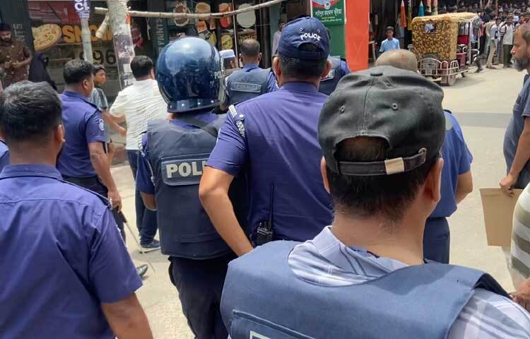 প্রত্যক্ষদর্শীদের সূত্রে জানা যায়, জানাজা শুরু হতেই পুলিশ ইমাম আব্দুর রহমান হিরণ ও শহর বিএনপির সদস্য সচিব অ্যাডভোকেট মাহবুব-উল-আলম স্বপনকে ধরে নিয়ে যায়। ছবি: আরাফাত রায়হান সাকিব